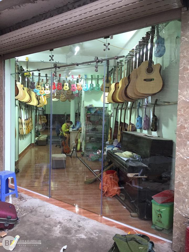 Cửa kính lùa treo phi 25 Số 9 Phạm Văn Đồng